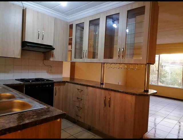 2 BEDROOM PROPERTY TO RENT IN HELDERKRUIN